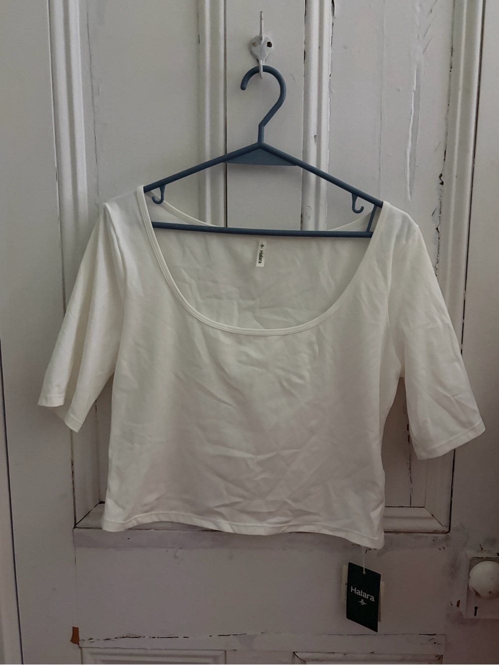 HALARA White Scoop Neck Crop Top